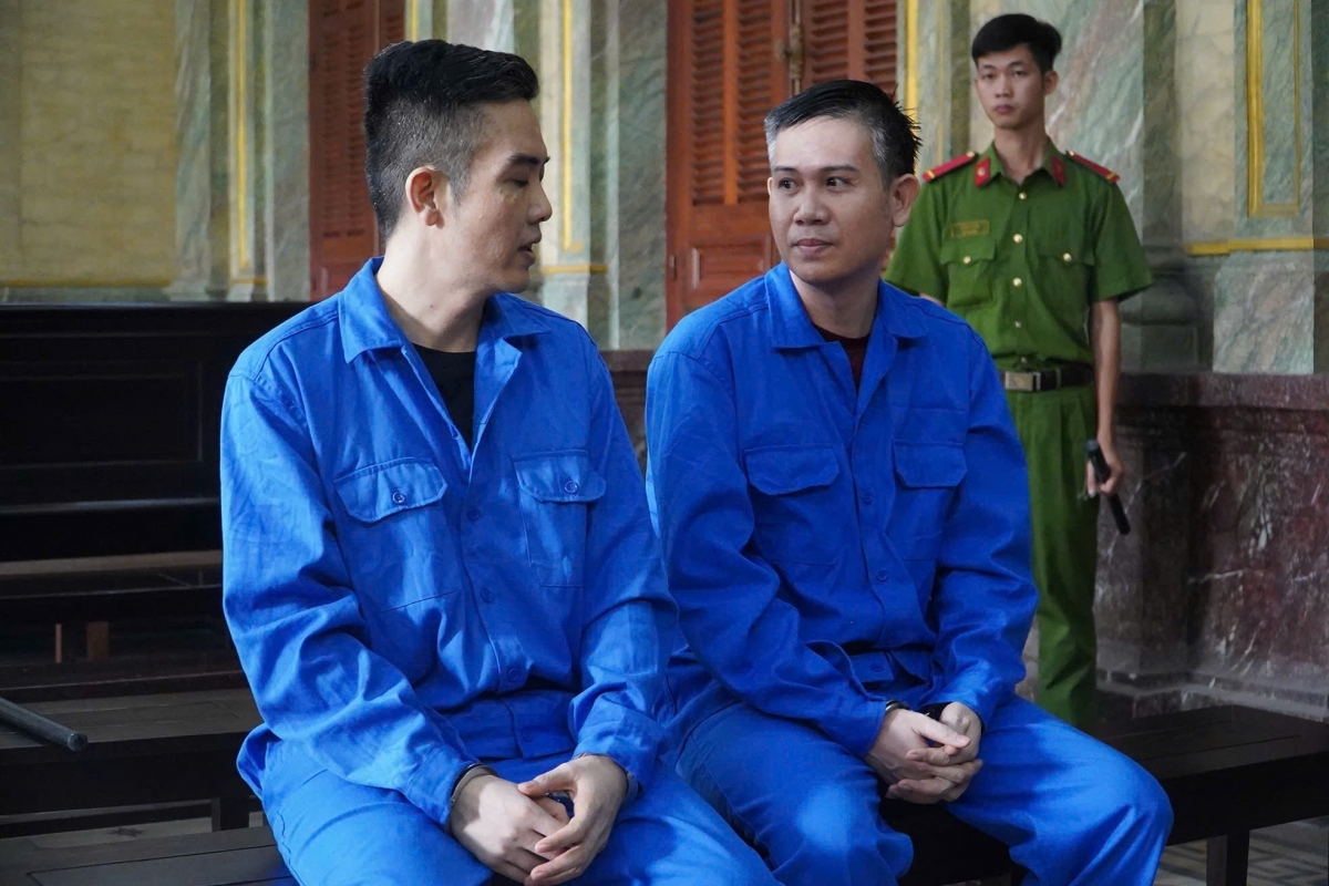 Hai bị cáo Phạm Văn Tam (cựu Chủ tịch HĐQT Công ty Asanzo) và cựu Tổng Giám đốc Công ty Asanzo Phạm Xuân Tình (em trai Tam) tại toà.