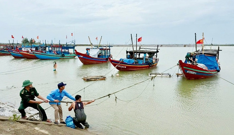 
Các lực lượng hỗ trợ ngư dân đưa tàu thuyền vào nơi neo đậu an toàn tại Hà Tĩnh. Ảnh: Văn Chung