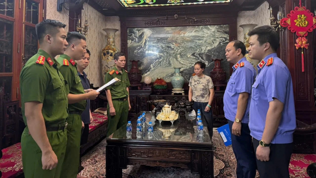 Cơ quan Cảnh sát điều tra Công an tỉnh thi hành lệnh khám xét nơi ở của 2 đối tượng.(ảnh CA Thanh Hóa)