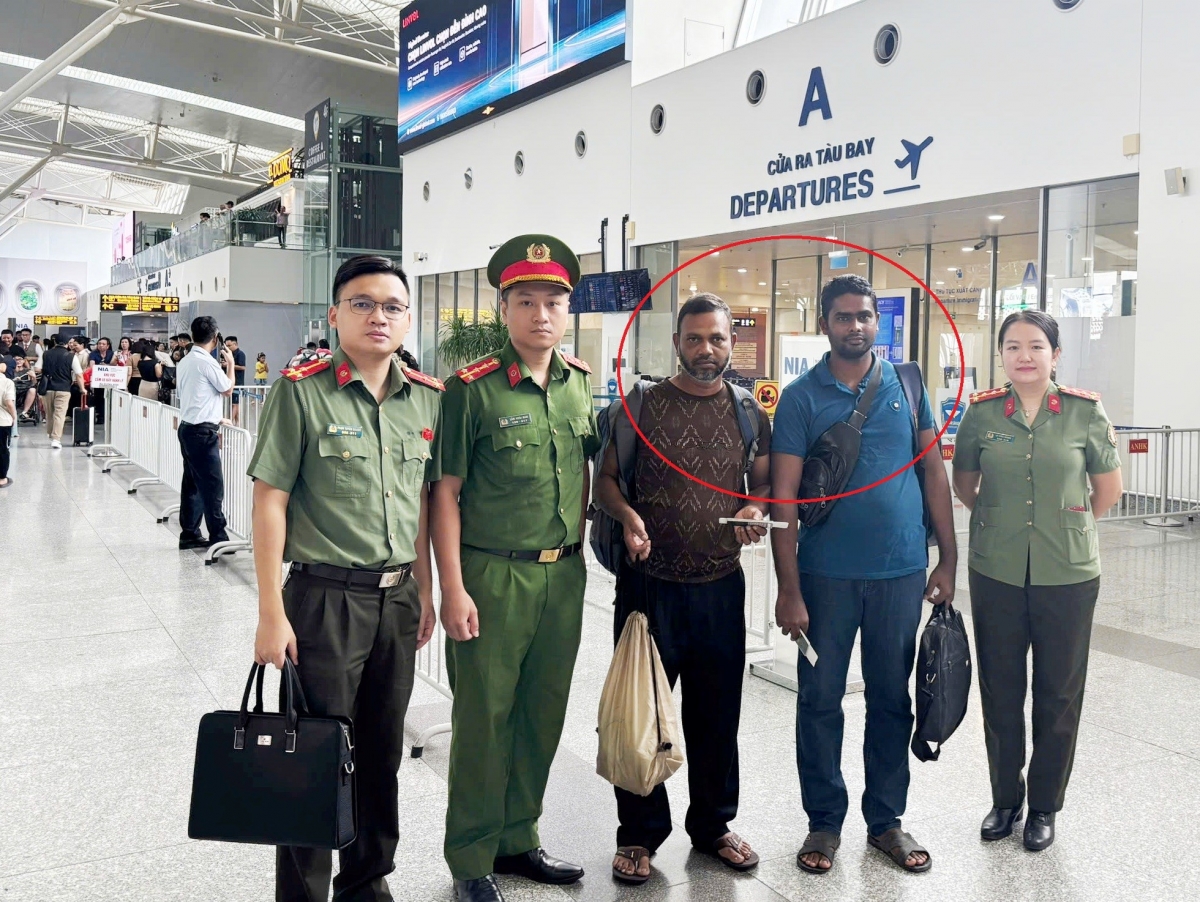 Hai người Bangladesh cư trú trái phép trên địa bàn thành phố Hải Phòng bị trục xuất ngày 18/9/2025 (Ảnh: Công an TP Hải Phòng)