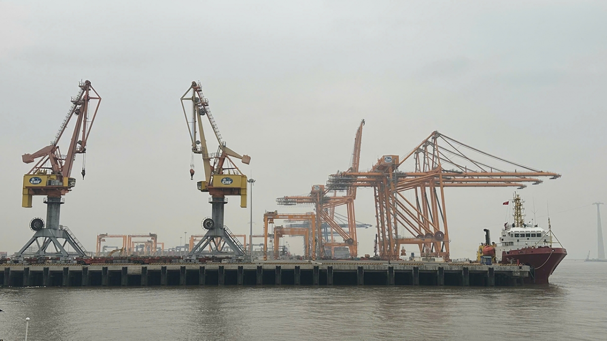 Cảng cửa ngõ quốc tế Lạch Huyện (Hải Phòng) đủ sức đón tàu container lớn nhất thế giới, mở tuyến vận tải trực tiếp tới Mỹ và châu Âu.