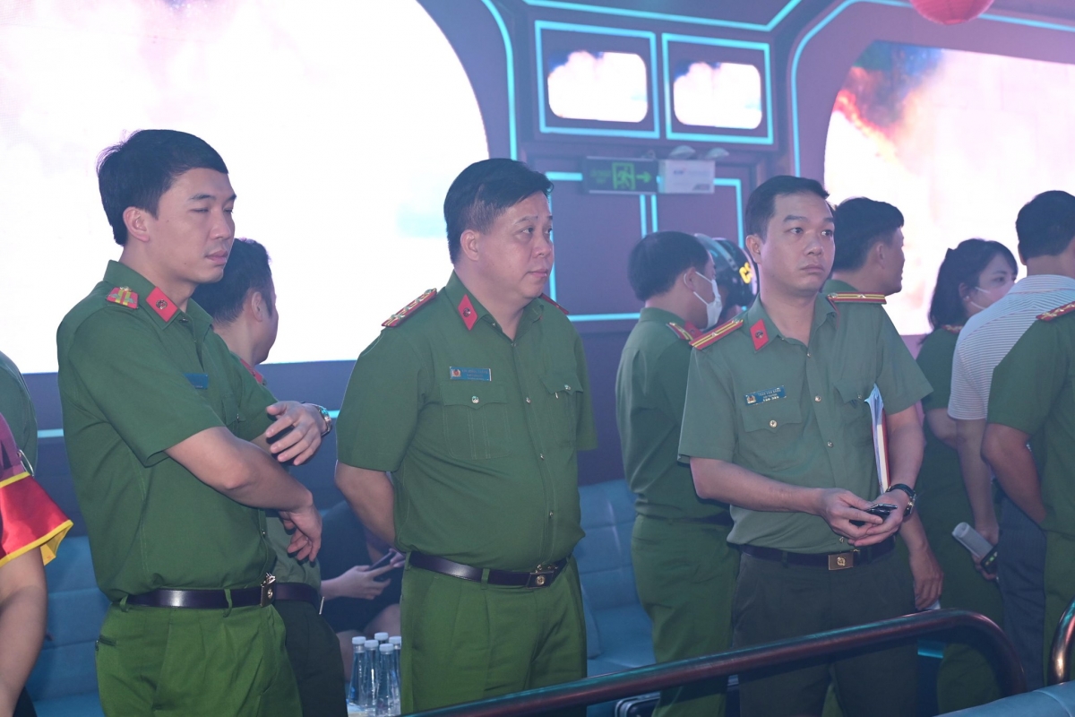 Đại tá Bùi Trung Thành, Phó Giám đốc CATP trực tiếp kiểm tra tại một số địa bàn trọng điểm. (Ảnh: Công an Hải Phòng)