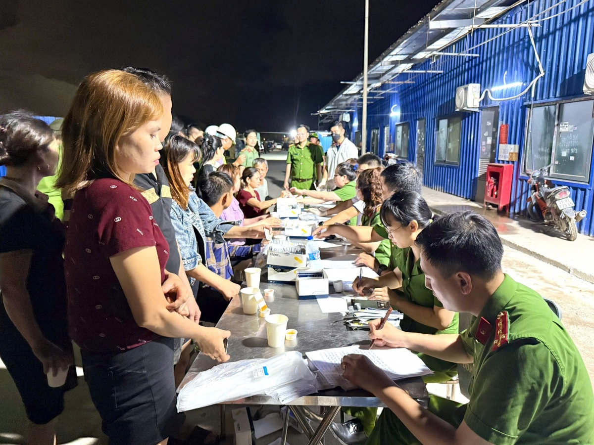 Tổ công tác số 1 kiểm tra, xét nghiệm ma túy đối với công nhân tạm trú tại khu nhà ở công nhân Vũ Yên 1. (Ảnh: Công an Hải Phòng).