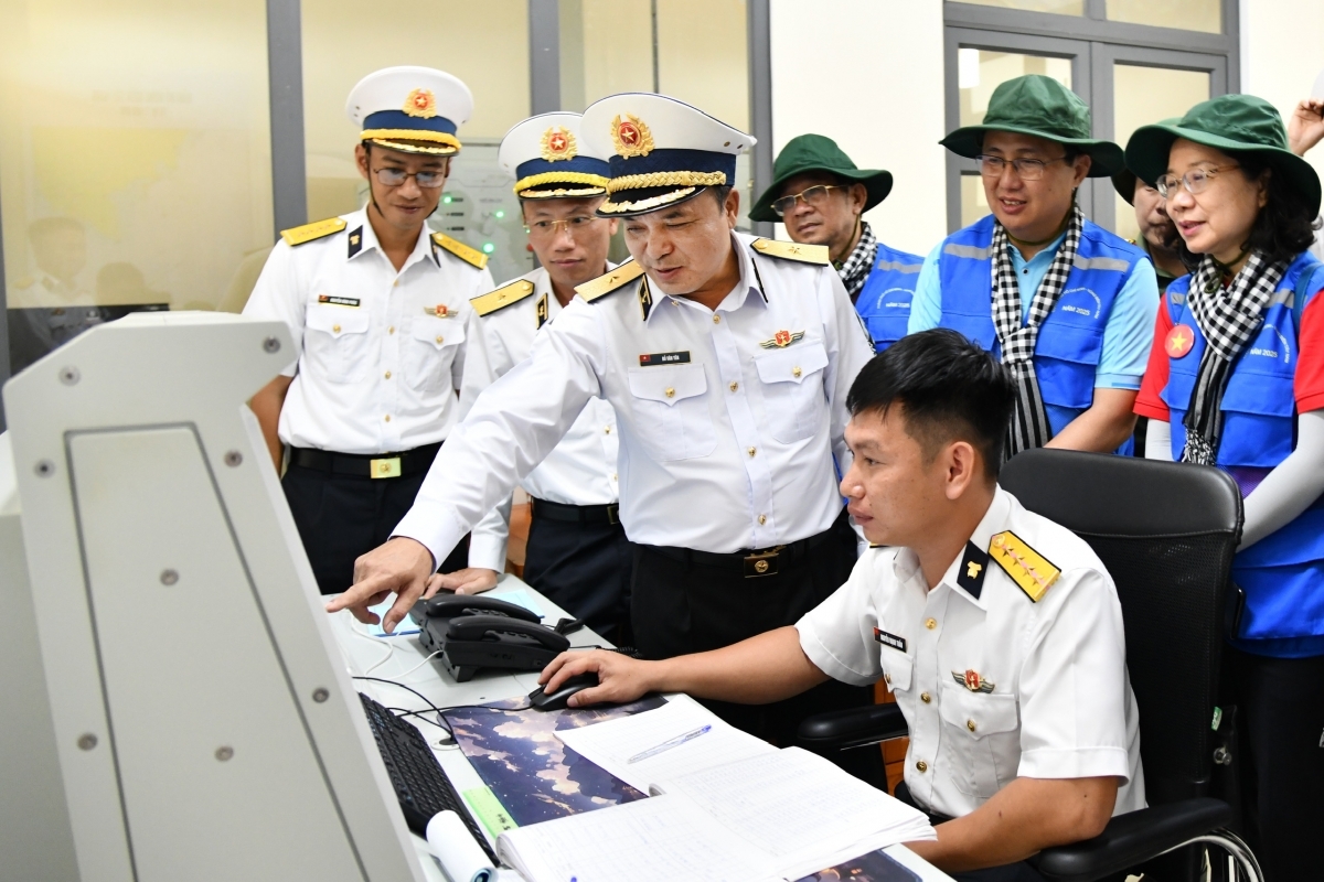 Chuẩn Đô đốc Đỗ Văn Yên, Phó Chính ủy Hải quân cùng lãnh đạo đoàn đại biểu TP Hồ Chí Minh kiểm tra Trung đoàn 551, Vùng 5 Hải quân