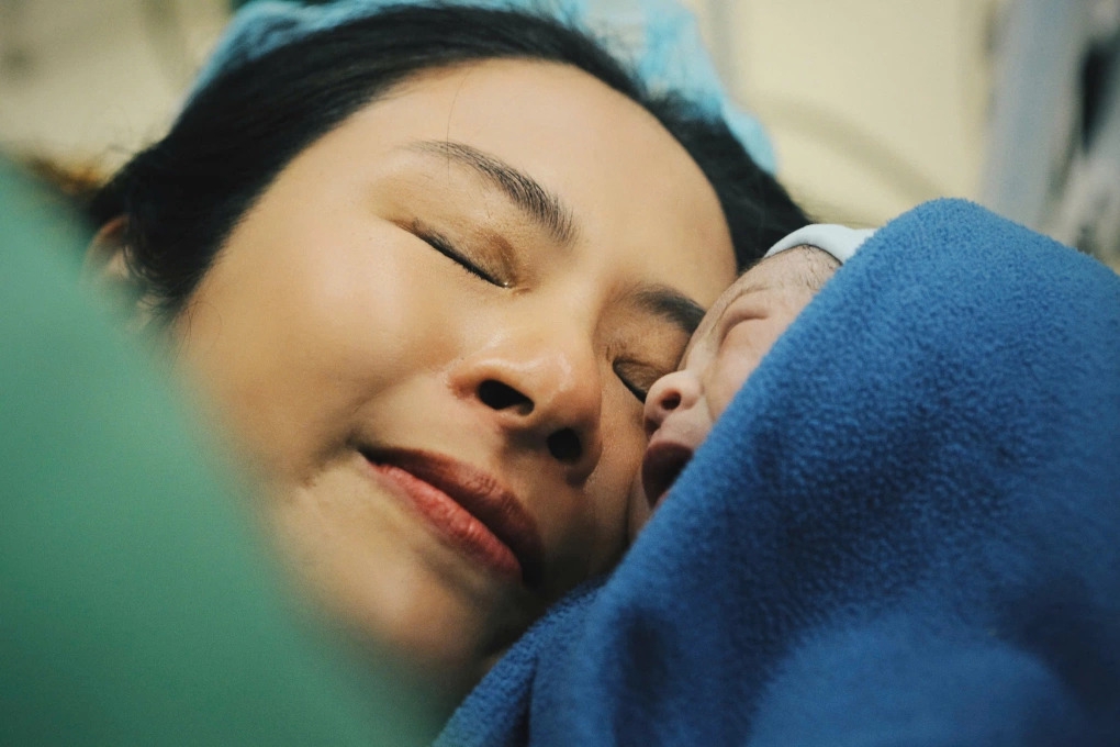 Sao Việt 19/9: Hoa hậu Ngọc Hân cho biết đã sinh con trai đầu lòng hôm 28/8. Chia sẻ trên trang cá nhân, Ngọc Hân bày tỏ: "Vậy là đã tròn ba tuần cả nhà được lên chức rồi, ngay từ những ngày đầu thai kỳ, mọi người đã mong ngóng con sẽ là em bé 'Quốc khánh' vì năm nay đặc biệt thế cơ mà, hay là em bé 'Khai giảng' nhưng không, con tự có quyết định cho riêng mình. Con chọn ra vào một ngày thật đặc biệt 28/8/2025 - kỷ niệm 80 năm ngành ngoại giao Việt Nam - công việc mà bố con đang cống hiến. Có lẽ đây là định mệnh, là sự kết nối kỳ diệu của gia đình mình".