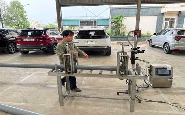  Các đối tượng dùng máy in phun lên các ống nhựa thể hiện dòng chữ nhãn hiệu Tiền Phong và bán cho khách hàng.