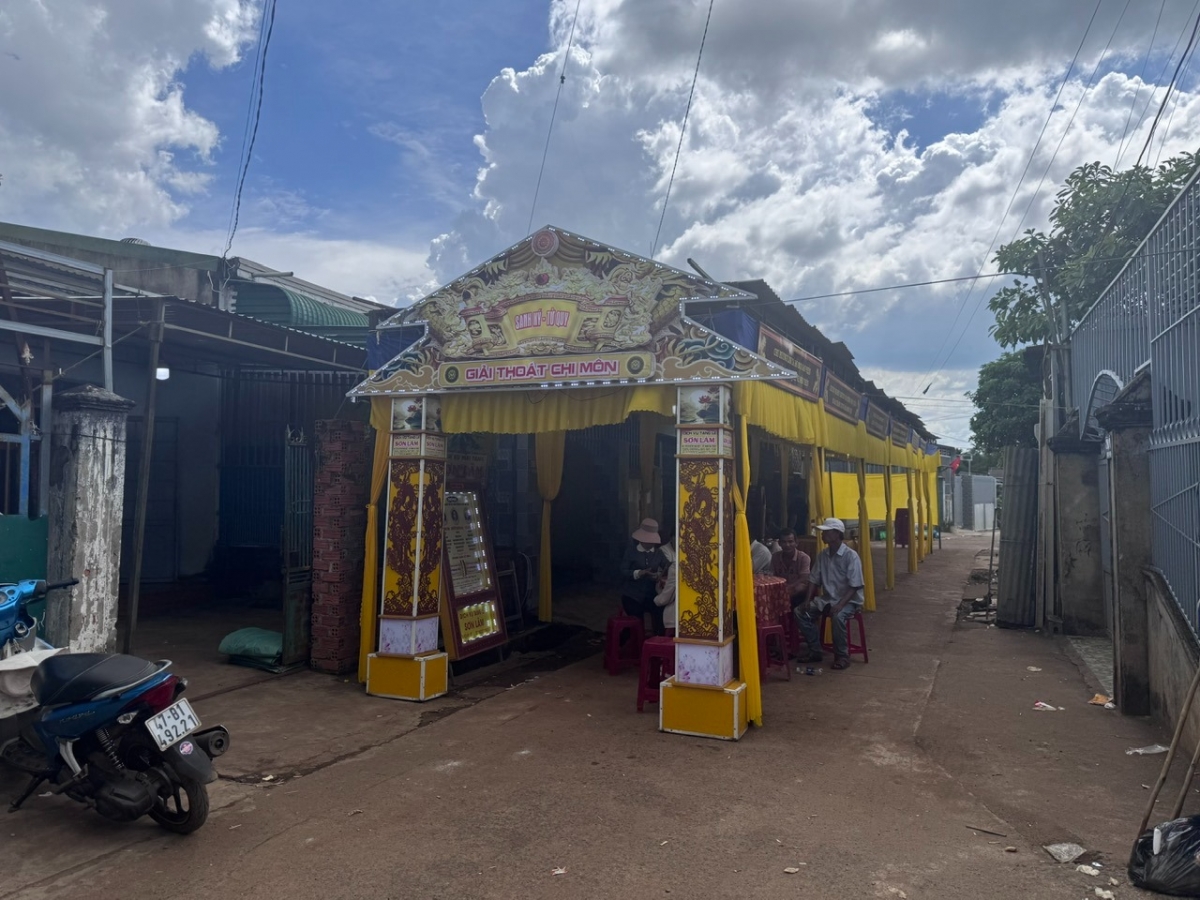 Người thân các nạn nhân đã dựng rạp, lập bàn thờ, chuẩn bị lo hậu sự cho các nạn nhân. 