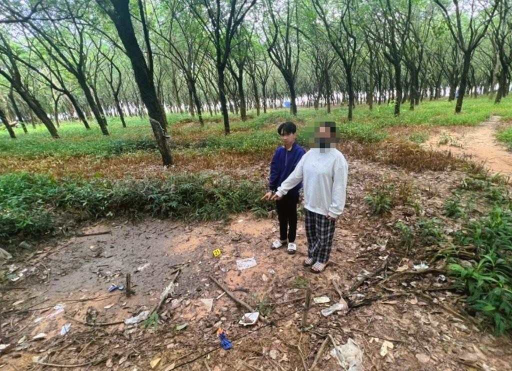 Đối tượng Quỳnh (áo xanh) tại hiện trường