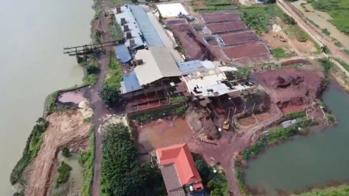 Hiện trường khu vực sàng, lọc đất chứa quặng sắt và đổ chất thải trái quy định pháp luật. Ảnh: CABN