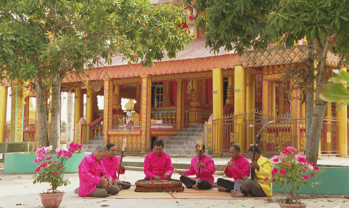 Âm nhạc không chỉ giúp cho không khí buổi lễ thêm trang trọng và náo nhiệt mà còn là một phần không thể thiếu trong việc thực hiện các nghi thức theo yêu cầu của chủ lễ.