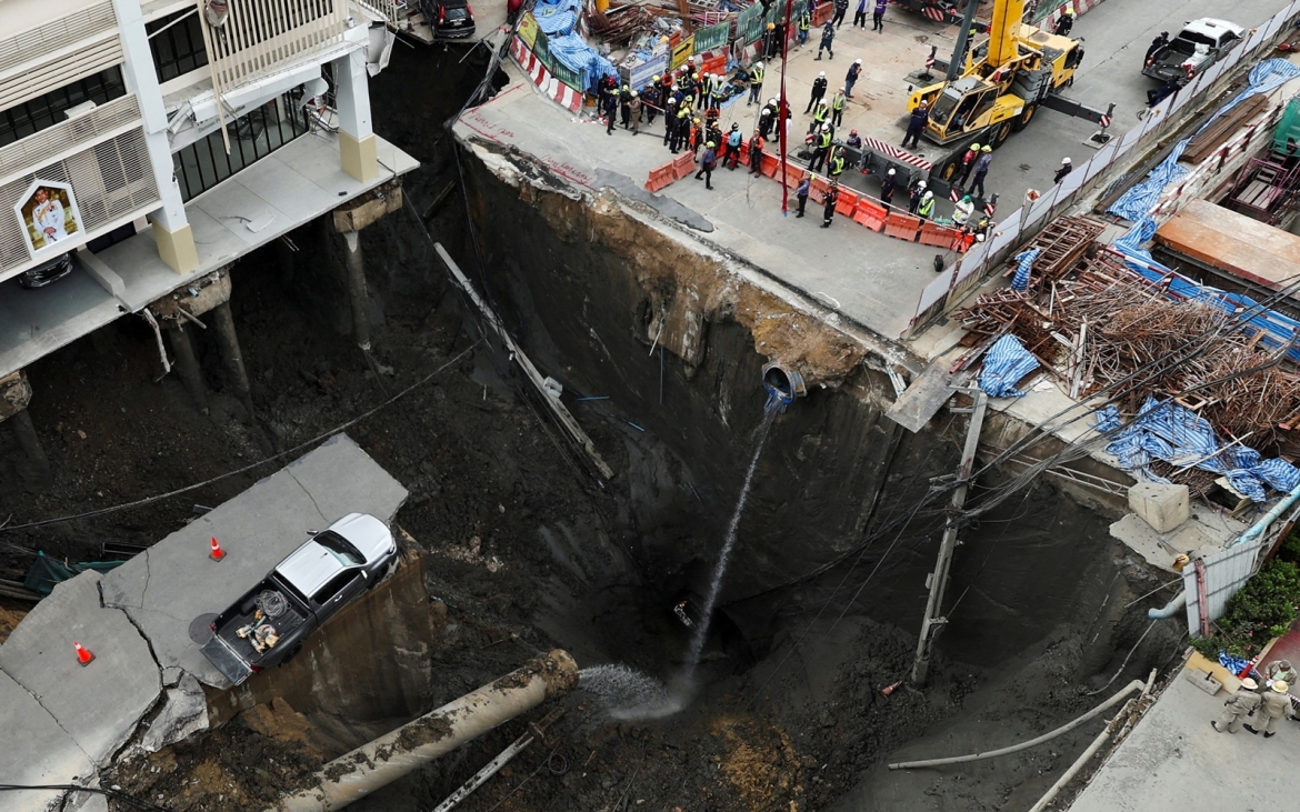 Hiện trường hố tử thần sâu 15m ở trung tâm thủ đô Bangkok, Thái Lan. Ảnh: Reuters.