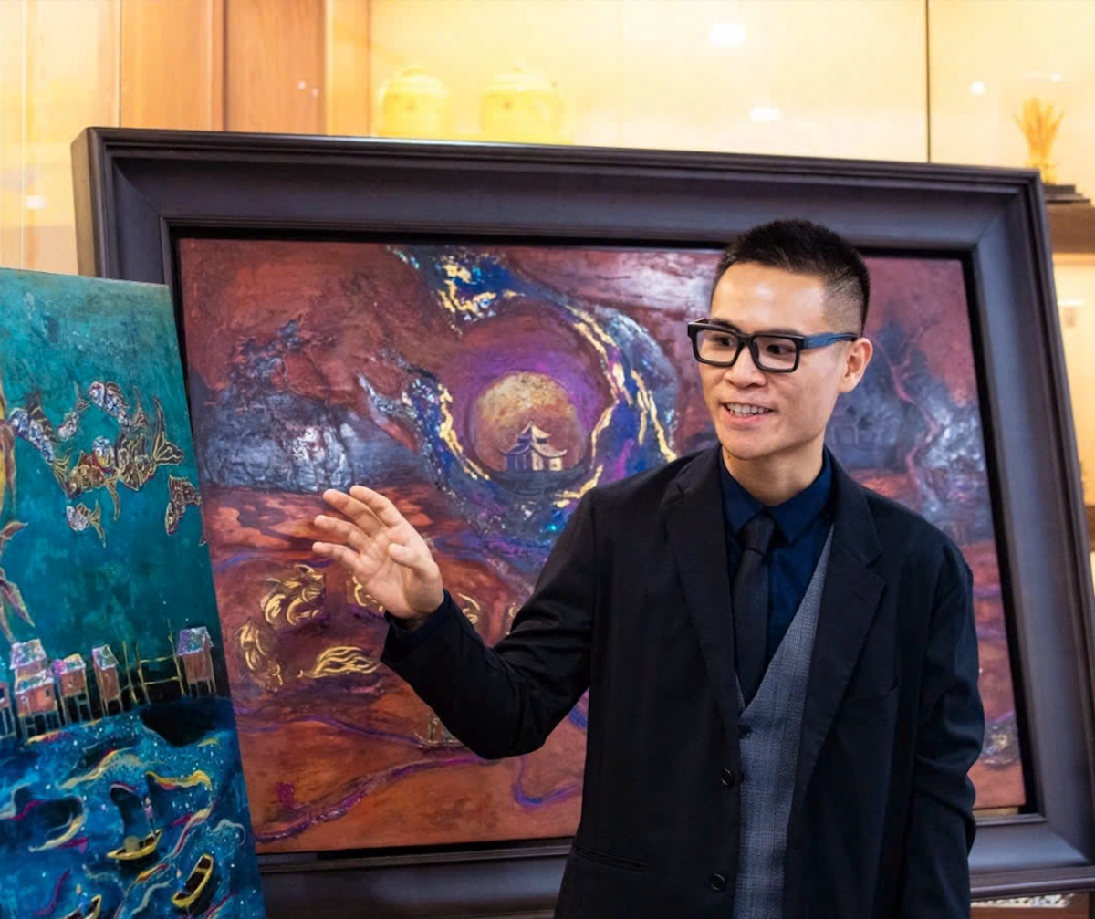 Họa sĩ trẻ Chu Nhật Quang mang đến loạt tranh sơn mài khổ lớn “Dấu thiêng” và “Mùa xuân độc lập”