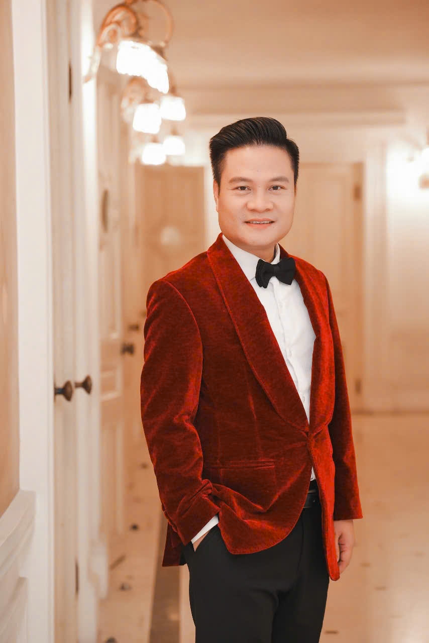 NSƯT Hoàng Tùng tự hào: “Đi đâu, tôi cũng nói mình đến từ Đài Tiếng nói Việt Nam. Đó không chỉ là danh xưng nghề nghiệp, mà còn là niềm hãnh diện của người nghệ sĩ mang tiếng hát phục vụ nhân dân".