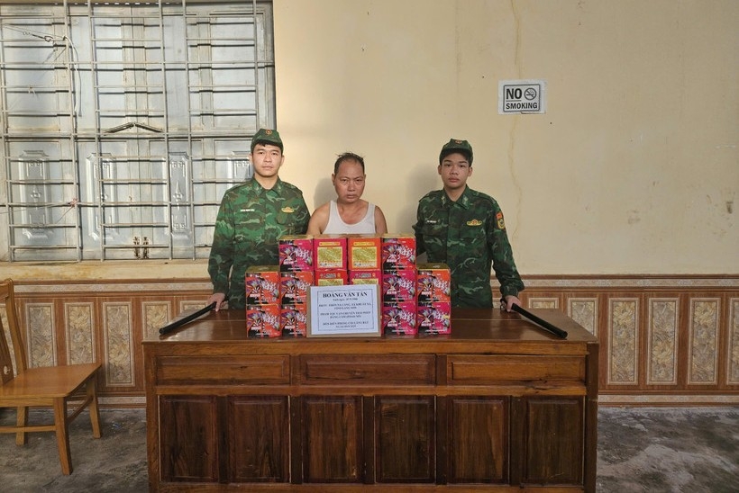 Hoàng Văn Tấn cùng số pháo nổ bị thu giữ 