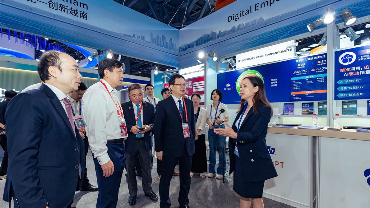 Bà Nguyễn Thị Thu Thủy - Phó Giám đốc Trung tâm Hỗ trợ xúc tiến thương mại và đầu tư, Cục Xúc tiến thương mại (Bộ Công Thương) giới thiệu tới các đoàn khách về những thành tựu nổi bật của các sản phẩm, dịch vụ thương mại điện tử, công nghệ số Việt Nam ở Khu gian hàng quốc gia Việt Nam tại Hội chợ GDTE 2025.