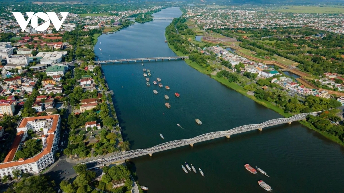 Đôi bờ sông Hương thành phố Huế.