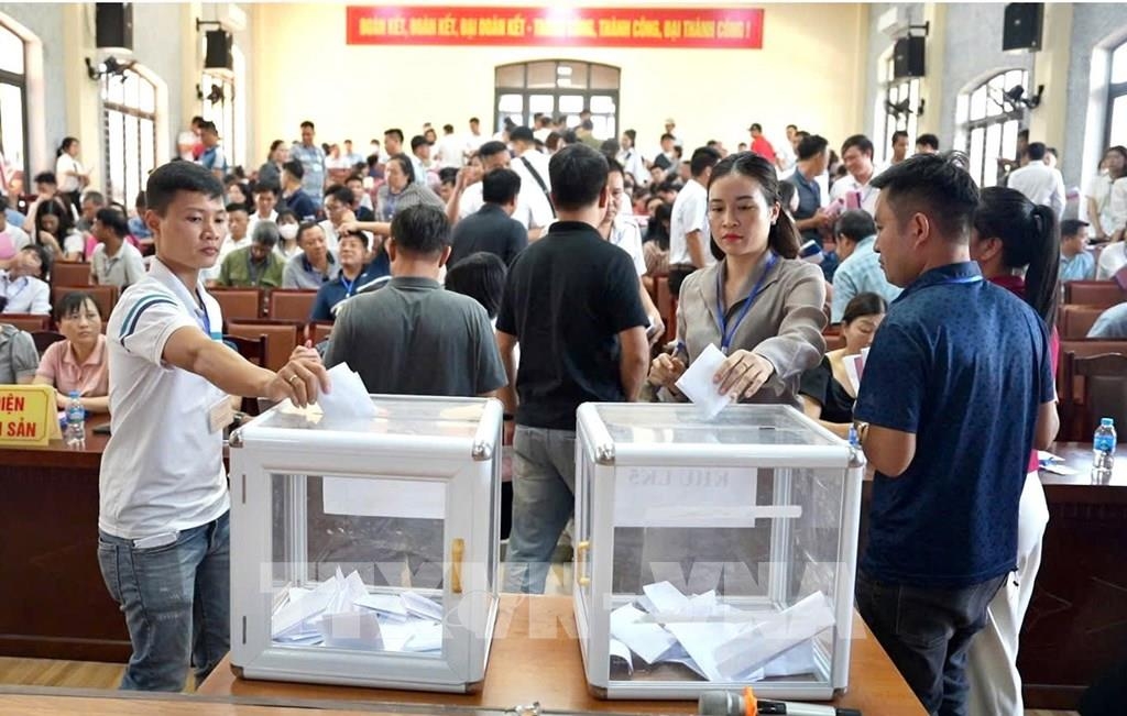 Người dân tham gia bỏ phiếu trực tiếp tại các phiên đấu giá đất. Ảnh: PV