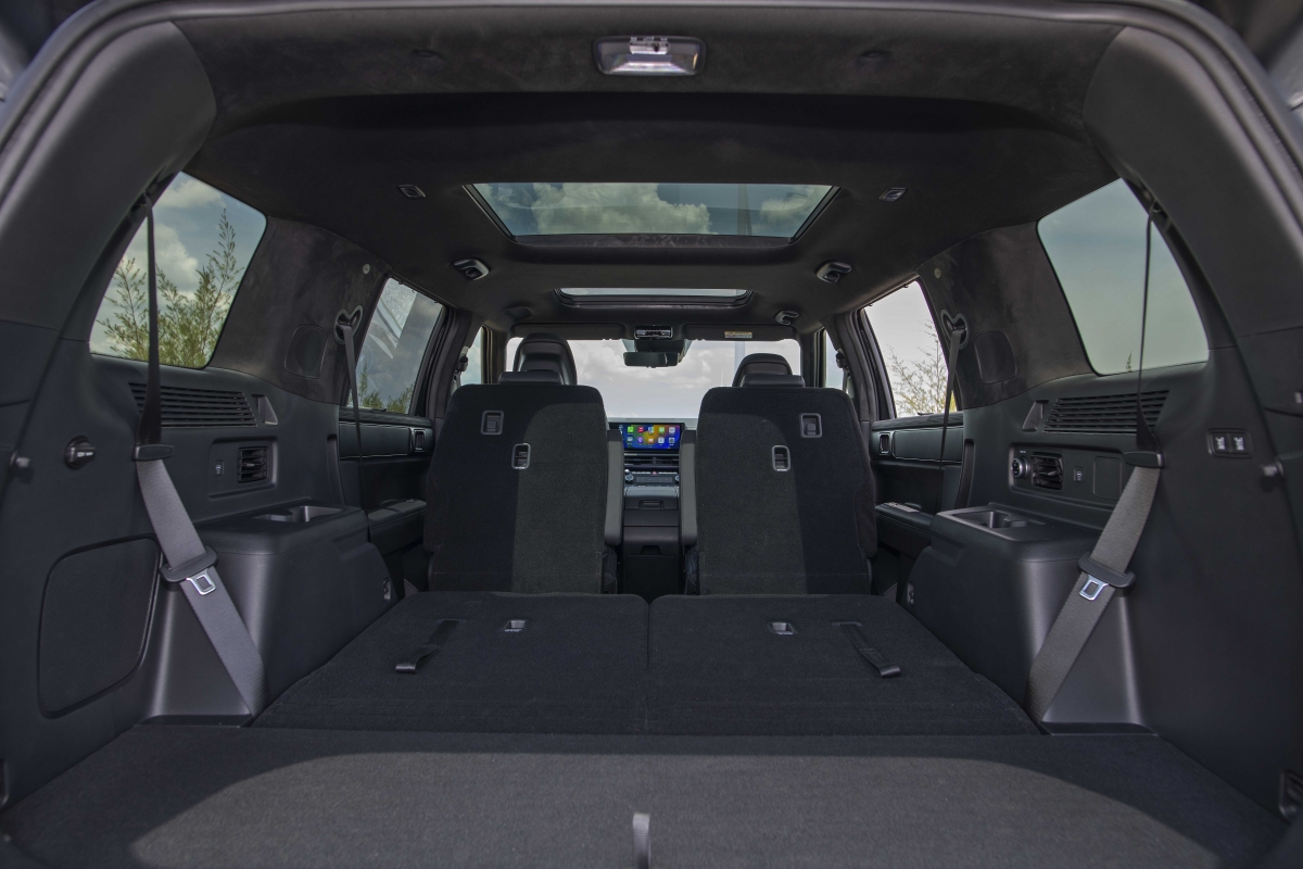 Cốp sau rộng rãi, có thể mở rộng bằng cách gập hoàn toàn hàng ghế 3