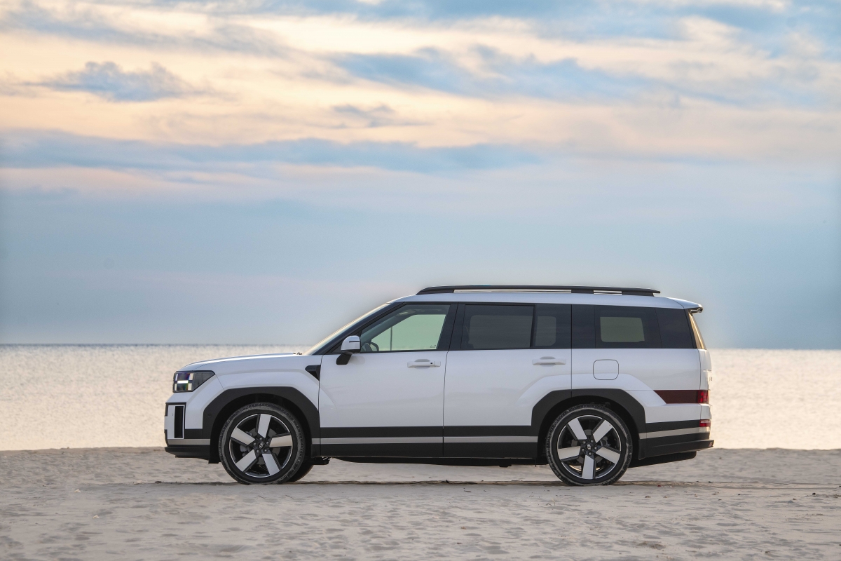 Santa Fe có kích cỡ lớn hơn hẳn SUV hạng C và thoải mái với 7 chỗ ngồi cho người lớn