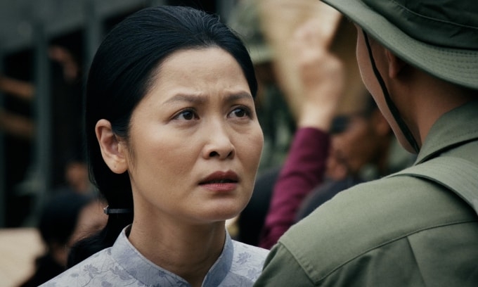 Diễn viên Đinh Thúy Hà trở lại màn ảnh rộng với vai diễn mẹ Quang (Đỗ Nhật Hoàng) trong phim "Mưa đỏ"