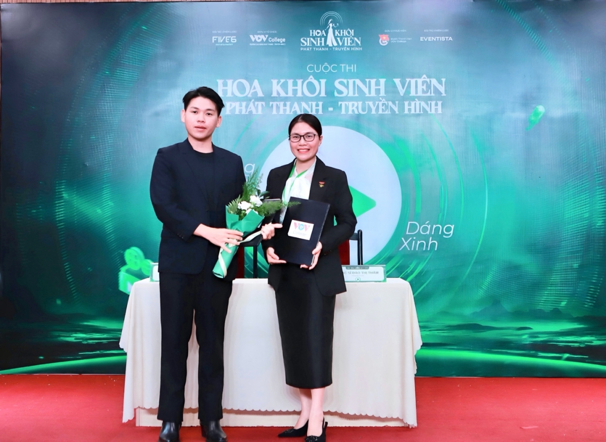 Phó Bí thư Đoàn Thanh niên Trường Cao Đẳng Phát thanh - Truyền hình II, Trưởng Ban tổ chức cuộc thi, TS Đào Thị Thắm cùng các đơn vị ký kết hợp tác đồng hành cùng cuộc thi.