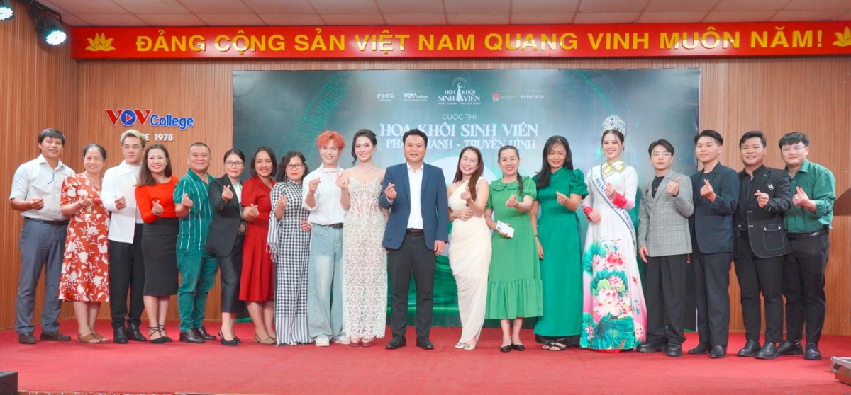 TS. Kim Ngọc Anh cùng khách mời và các nhà tài trợ chụp ảnh lưu niệm