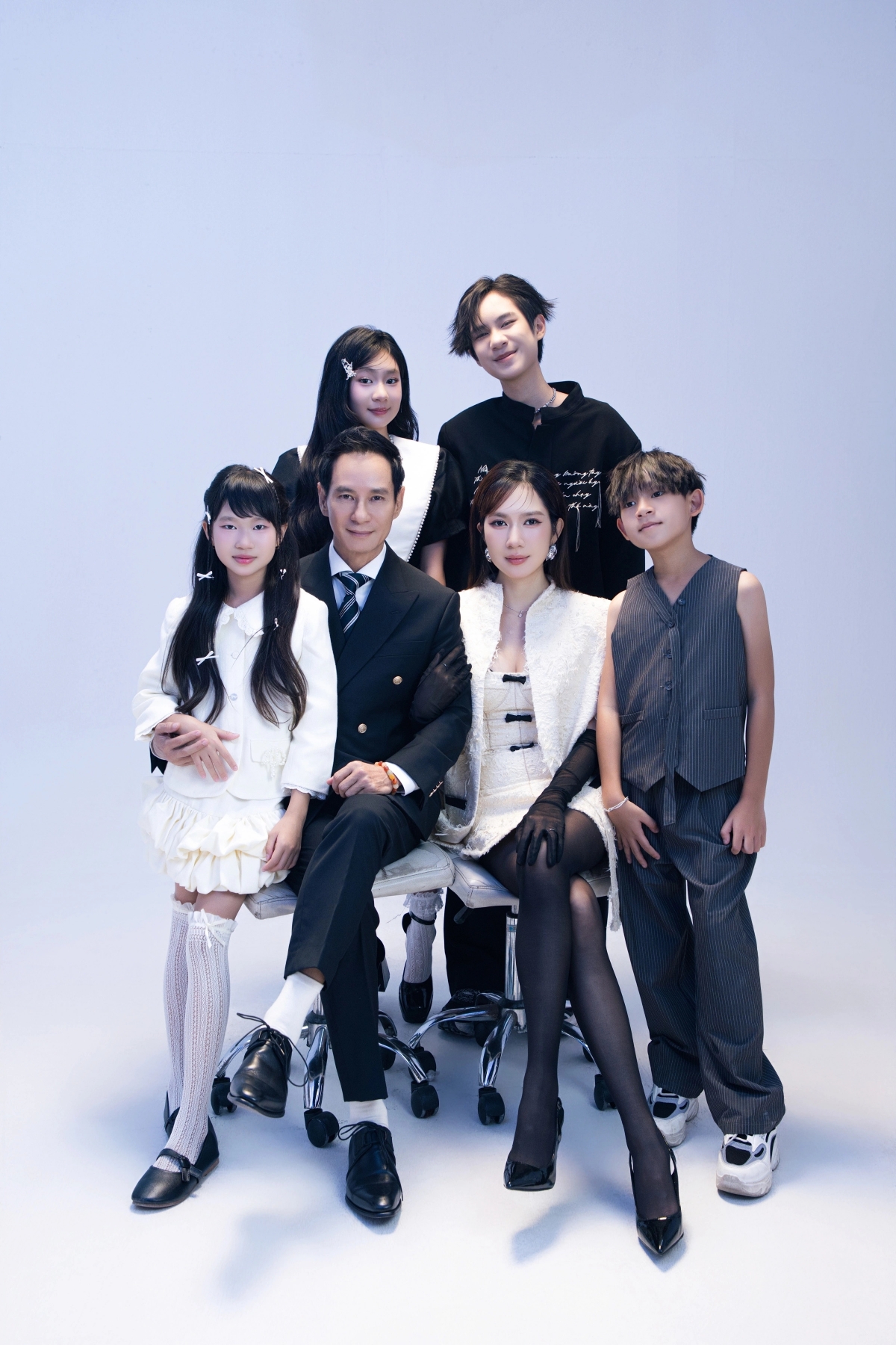 Lý Hải khoe loạt ảnh mới bên bà xã Minh Hà và bốn người con, nhân dịp sinh nhật anh. Nhắc đến kỷ niệm đáng nhớ trong ngày sinh nhật ở quá khứ, Lý Hải cho biết thời sinh viên anh từng suýt 'ở đợ' vì không đủ tiền trả chi phí tổ chức sinh nhật.