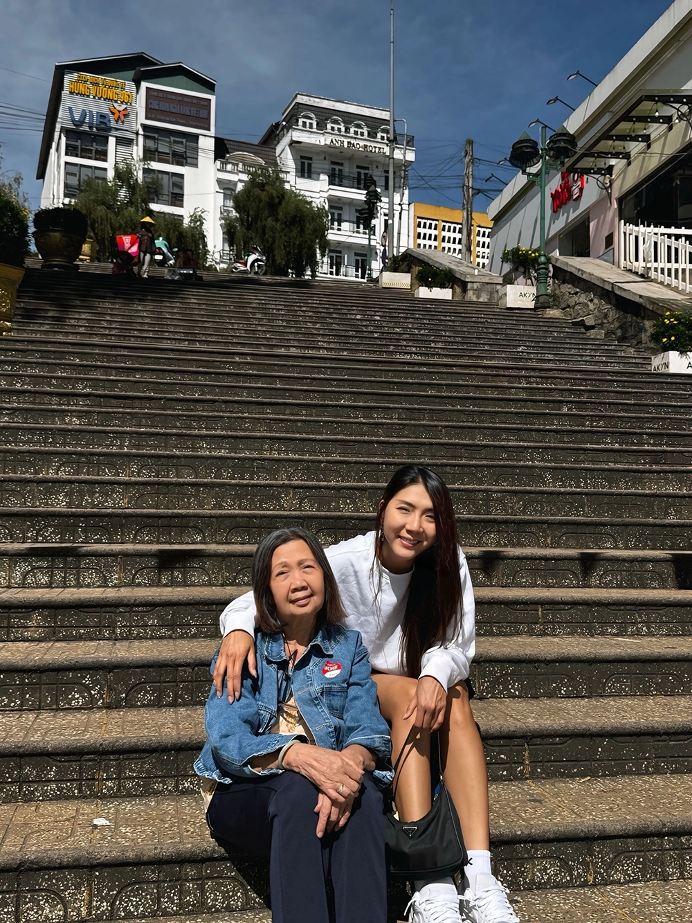 Ngọc Quyên về Việt Nam từ giữa tháng 9 để tham gia một số dự án nghệ thuật. Lần này, cô đưa mẹ đi cùng vì không muốn bà ở Mỹ một mình, chịu cảm giác cô đơn khi vắng con gái.