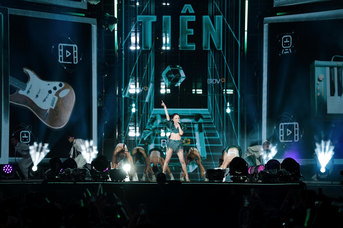 “Chị đẹp” Tóc Tiên “cháy hết mình” cùng vũ đoàn tại BIDV Music Festival