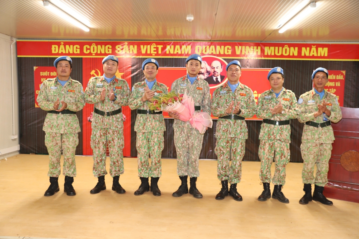 Lễ kết nạp đảng viên tại Phái bộ Gìn giữ hòa bình Liên Hợp Quốc UNISFA. Ảnh: Việt Anh