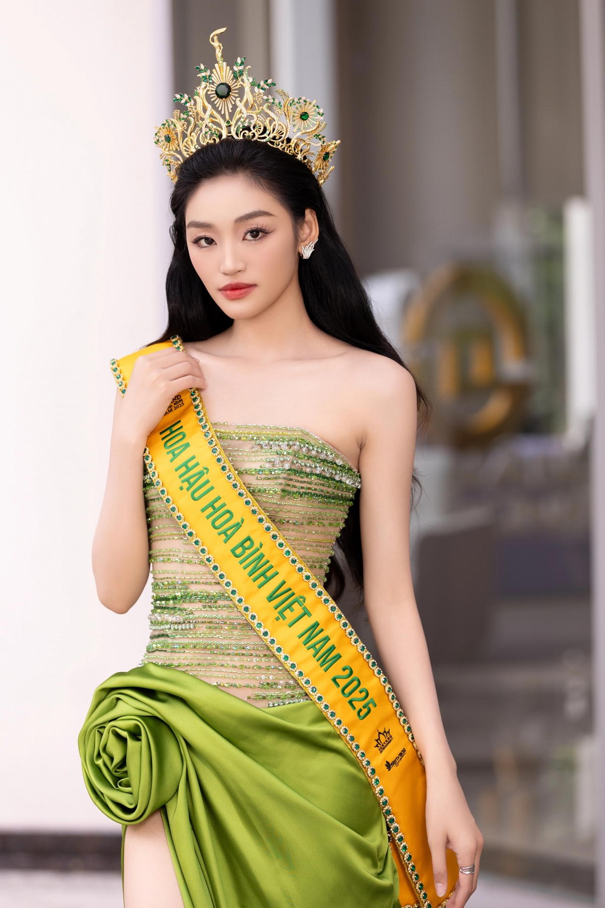 Nguyễn Thị Yến Nhi, 21 tuổi, tiết lộ lịch trình những ngày qua của cô khá dày đặc. Cô thường thức dậy từ 5h, mất khoảng ba giờ đồng hồ mỗi sáng để trang điểm, làm tóc, chuẩn bị trang phục trước khi xuất hiện tại các sự kiện, cuộc họp với đối tác.