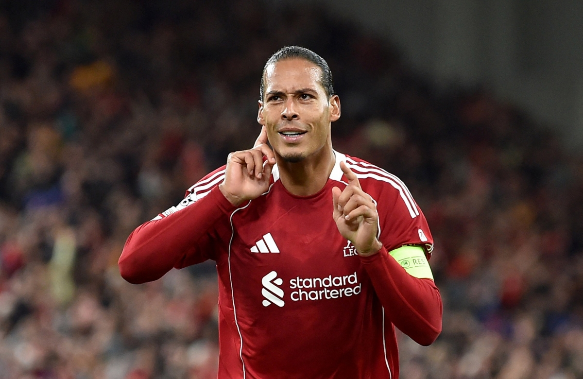 Virgil van Dijk ăn mừng bàn thắng (Ảnh: Reuters).