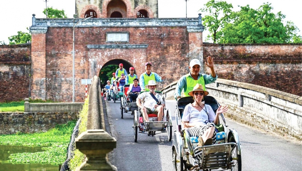 Khách du lịch tham quan Huế