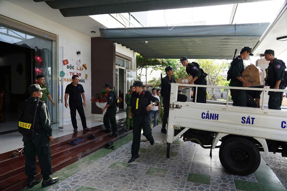 Khám xét nơi ở, thu giữ tài liệu liên quan