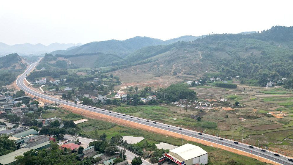 Tuyến cao tốc Phú Thọ – Tuyên Quang đi vào hoạt động là dấu mốc quan trọng, tạo động lực phát triển, rút ngắn khoảng cách với Thủ đô và các tỉnh lân cận. Ảnh: Báo Tuyên Quang.
