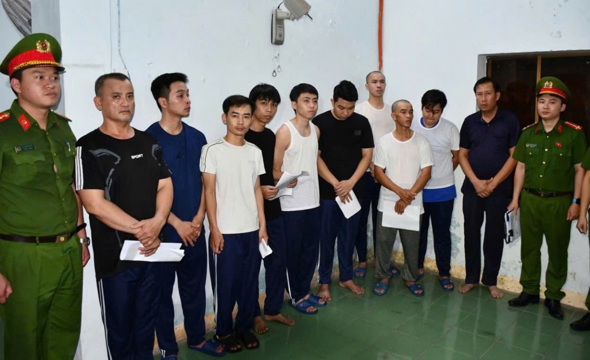  10 đối tượng bị tạm giữ để điều tra.