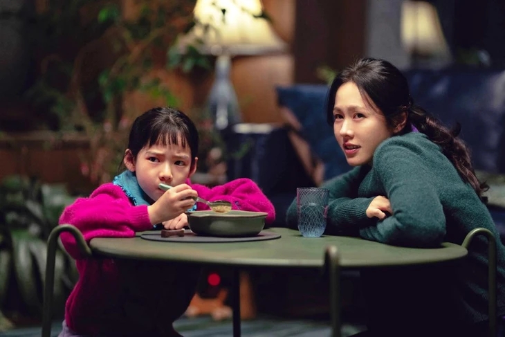 Diễn viên Son Ye-jin thủ vai Miri, vợ của Man Su (Lee Byung Hun) là người đa tài, có tính cách cởi mở, kiên quyết giữ gìn hạnh phúc gia đình sau khi chồng thất nghiệp. (Ảnh: CJ ENM)