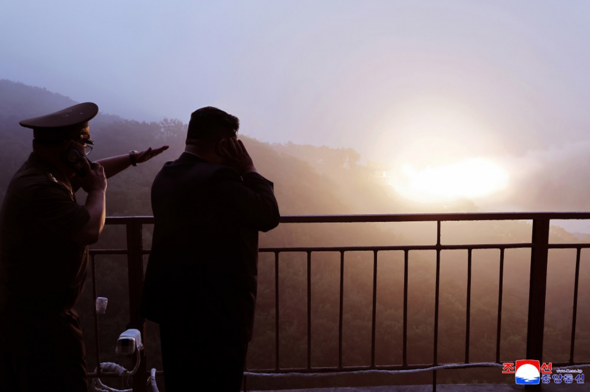 Bức ảnh do KCNA công bố ngày 9/9/2025 cho thấy nhà lãnh đạo Kim Jong-un giám sát cuộc thử nghiệm động cơ tên lửa nhiên liệu rắn lực đẩy lớn, sử dụng vật liệu sợi carbon tổng hợp.