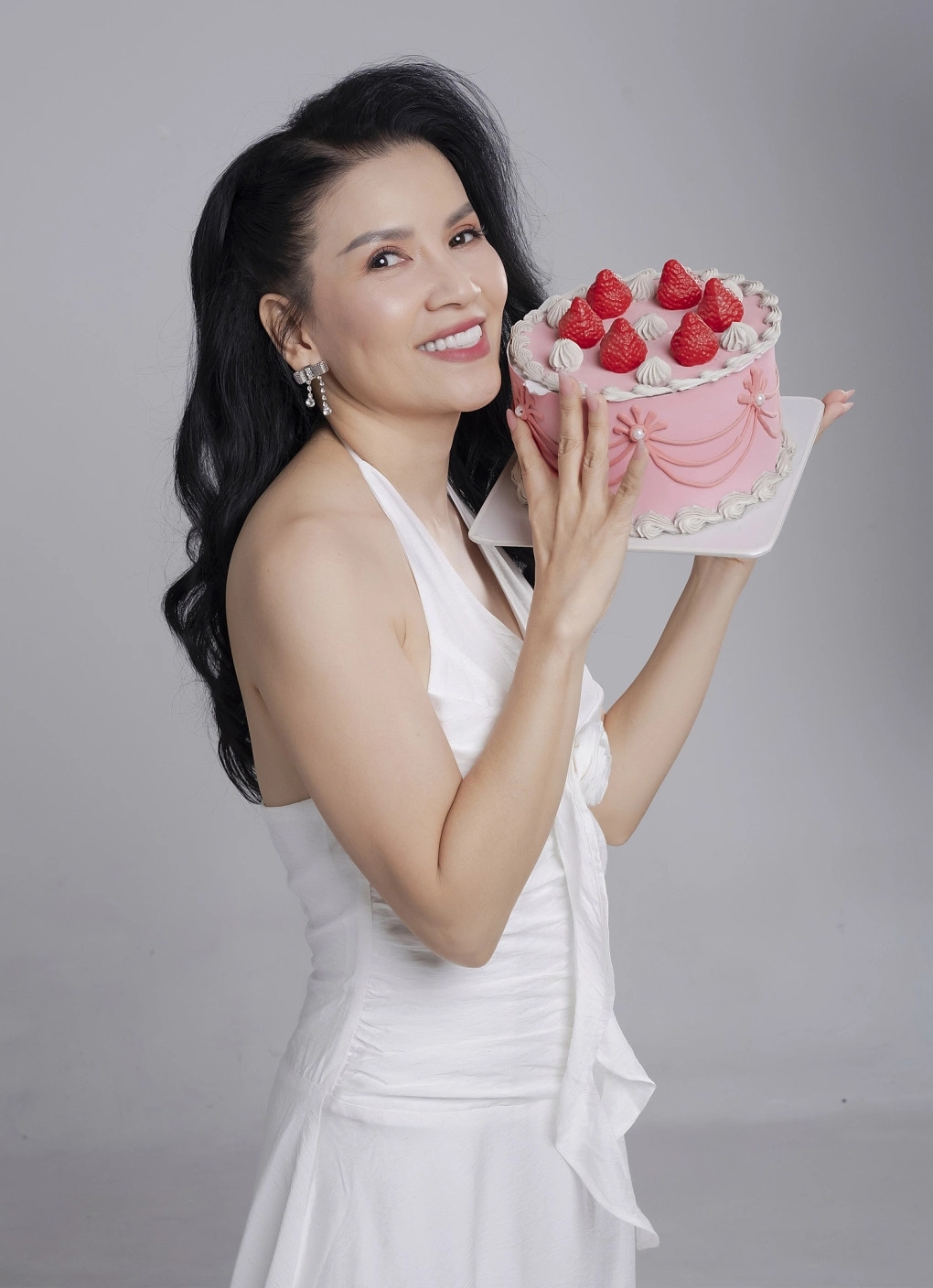 Nhiếp ảnh gia Trần Đức Thịnh, người hơn 10 năm chăm chút cho những bộ hình Ngọc Trinh, nghẹn ngào nhớ lại buổi chụp ảnh sinh nhật cuối cùng của cố nghệ sĩ.