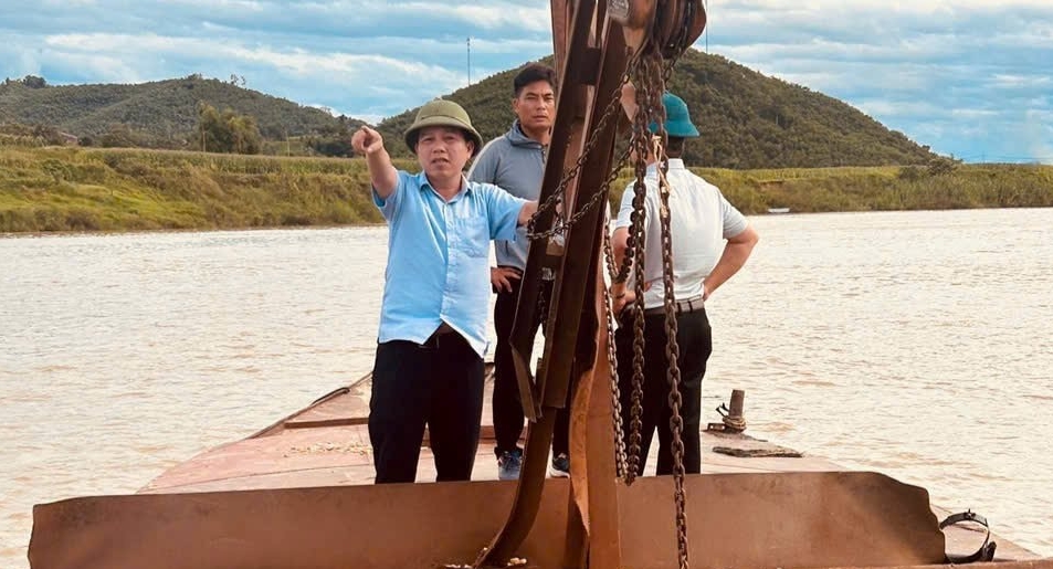 Đoàn kiểm tra liên ngành kiểm tra khai thác cát sỏi lòng sông. Ảnh: KT