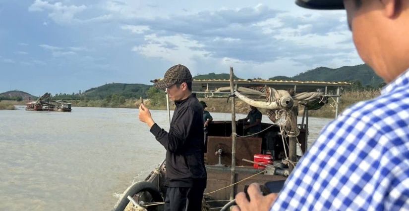 Đoàn kiểm tra liên ngành kiểm tra khai thác cát sỏi lòng sông. Ảnh: KT.