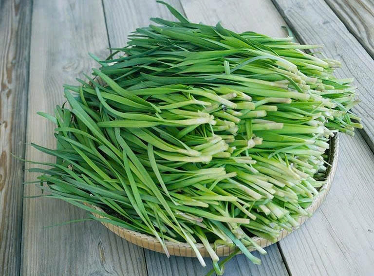 Mặc dù lá hẹ lành tính, song nếu dùng sai cách, người bệnh có thể gặp tác dụng phụ như đầy bụng, khó tiêu do lượng chất xơ cao