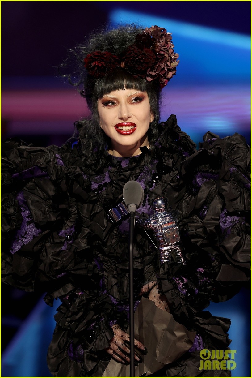 Lady Gaga là nghệ sĩ thắng lớn nhất với bốn giải thưởng, trong đó có Nghệ sĩ của năm.