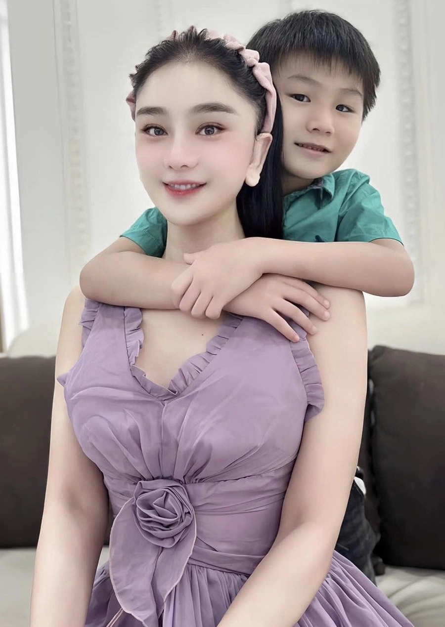 Sao Việt 30/9: Ca sĩ chuyển giới Lâm Khánh Chi hạnh phúc khi được con trai và bạn bè, khán giả khen xinh đẹp sau phẫu thuật thẩm mỹ lần thứ 10 ở Trung Quốc.