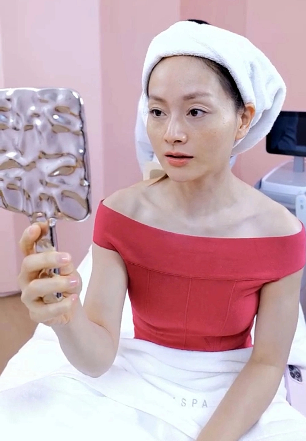 Diễn viên Lan Phương thực hiện loạt biện pháp thẩm mỹ, 'tút' nhan sắc 'từ đầu tới chân' với chi phí gần 300 triệu đồng để cải thiện vẻ ngoài, sau đổ vỡ hôn nhân với chồng Tây.