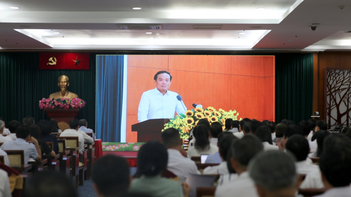 Lãnh đạo 168 xã phường đặc khu tại TP.HCM theo dõi trực tuyến phiên họp (Ảnh: H.K)