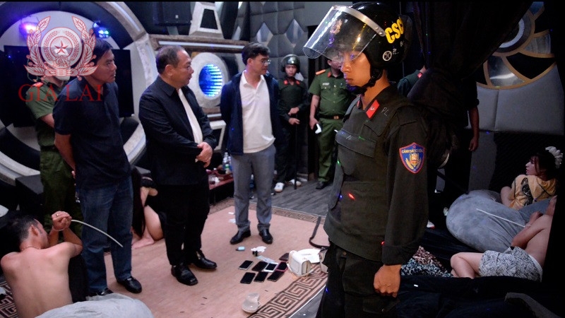 Lãnh đạo Công an tỉnh Gia Lai trực tiếp chỉ đạo tại hiện trường (Ảnh: Hồng Sơn)