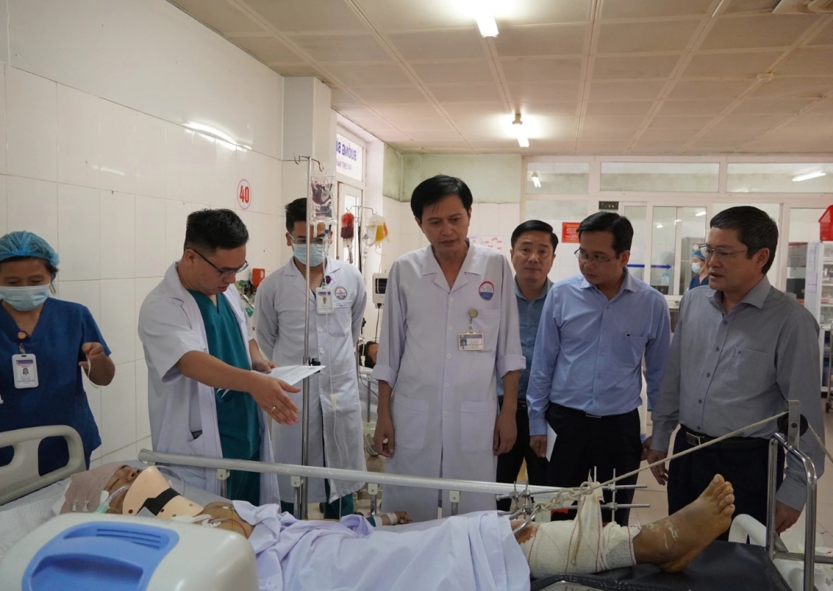 Lãnh đạo tỉnh Quảng Trị thăm hỏi nạn nhân đang điều trị tại Bệnh viện đa khoa tỉnh Quảng Trị