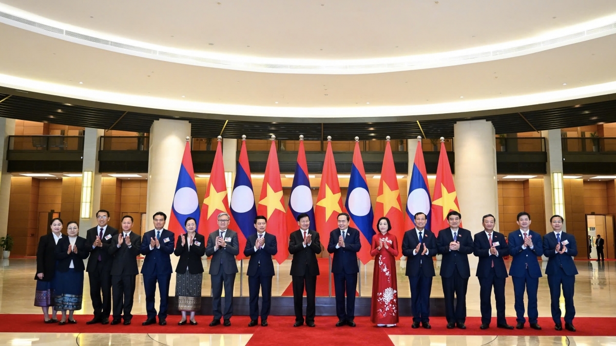 Chủ tịch Quốc hội Trần Thanh Mẫn và Tổng Bí thư, Chủ tịch nước Lào Thongloun Sisoulith với các đại biểu.