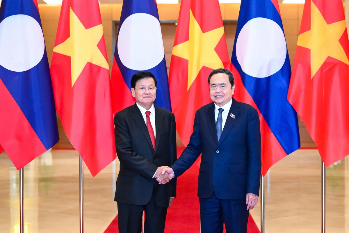 Chủ tịch Quốc hội Trần Thanh Mẫn đón Tổng Bí thư, Chủ tịch nước Lào Thongloun Sisoulith.